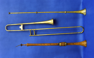 historische Blasinstrumente vor blauem Tuch