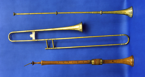 historische Blasinstrumente vor blauem Tuch