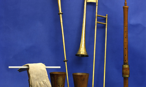 Blasinstrumente, Pokale, Handschuh und Münze aus der Sammlung des Historischen Museums Frankfurt am Main