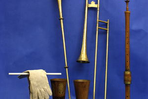Musikinstrumente, Pokale, Handschuhe und Münze zum Pfeifengericht