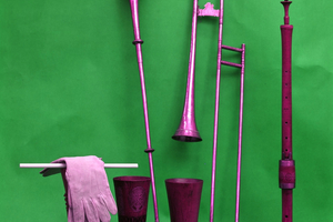 Blasinstrumente, Pokale, Handschuh und Münze aus der Sammlung des Historischen Museums Frankfurt am Main (farbverändert)