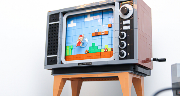 Fernseher aus Bausteinen zusammengesetzt mit einer Szene aus einem Computerspiel
