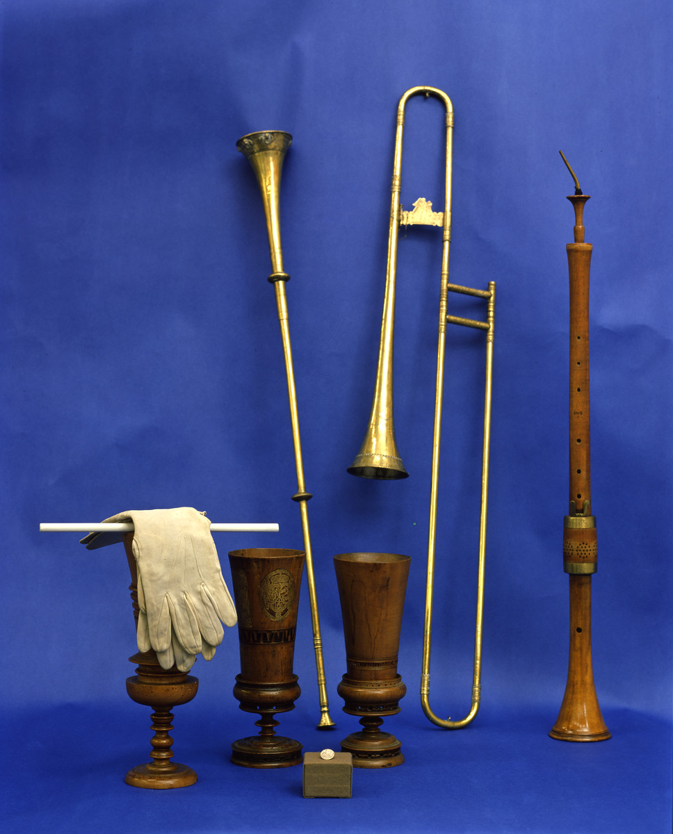 historische Blasinstrumente, Pokale, Handschuhe, Münze