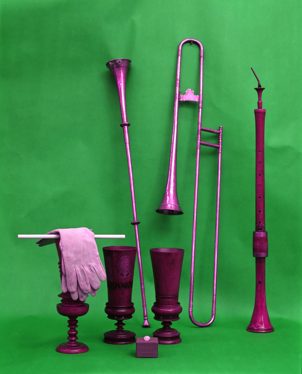 Blasinstrumente, Pokale, Handschuh und Münze aus der Sammlung des Historischen Museums Frankfurt am Main (farbverändert)